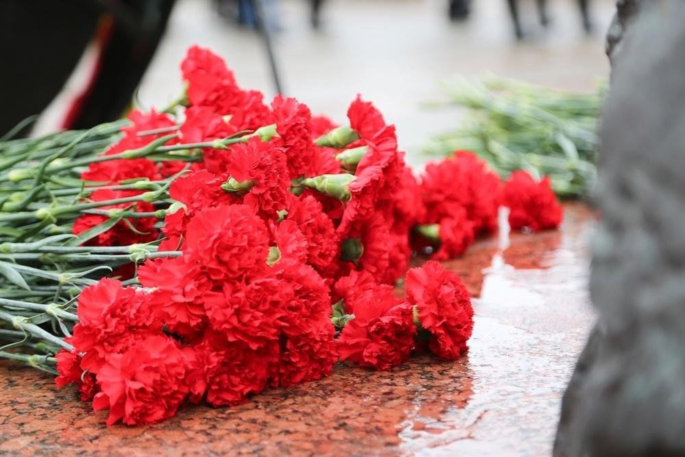 Возложение цветов к памятнику солдатам, погибшим в Великой Отечественной войне..